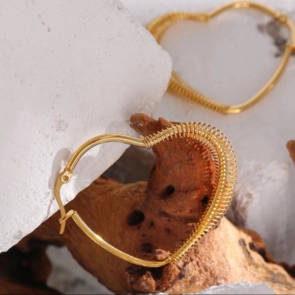 💛Gold Plated Heart hoop earrings - Picture 6 of 6
